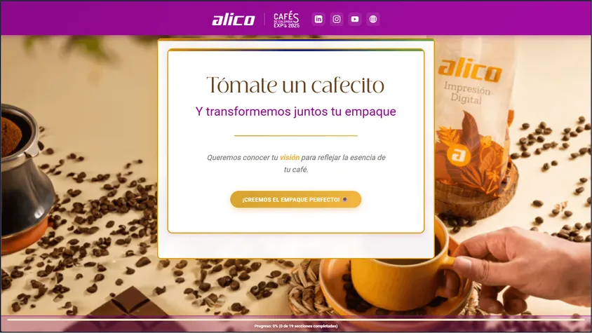 Capture d’écran de l’interface du formulaire initial pour Cafés de Colombia Expo 2025 : sur une photo de fond avec des grains de café et une tasse, la carte centrale avec la phrase « Tómate un cafecito y transformemos juntos tu empaque » et le bouton doré « ¡CREEMOS EL EMPAQUE PERFECTO! ».