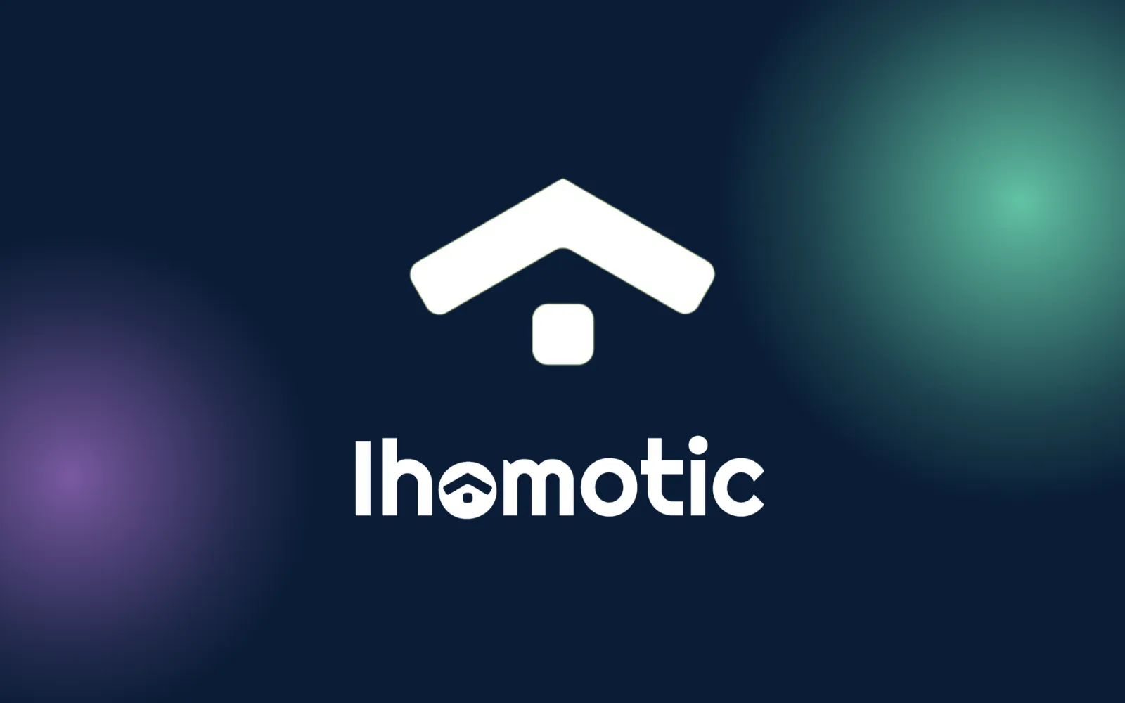 Logotipo de i-Homotic en blanco sobre un fondo azul noche con destellos verde y violeta: una casa estilizada sobre un cuadrado y, debajo, el nombre de la marca con una letra convertida en la misma silueta de casa.